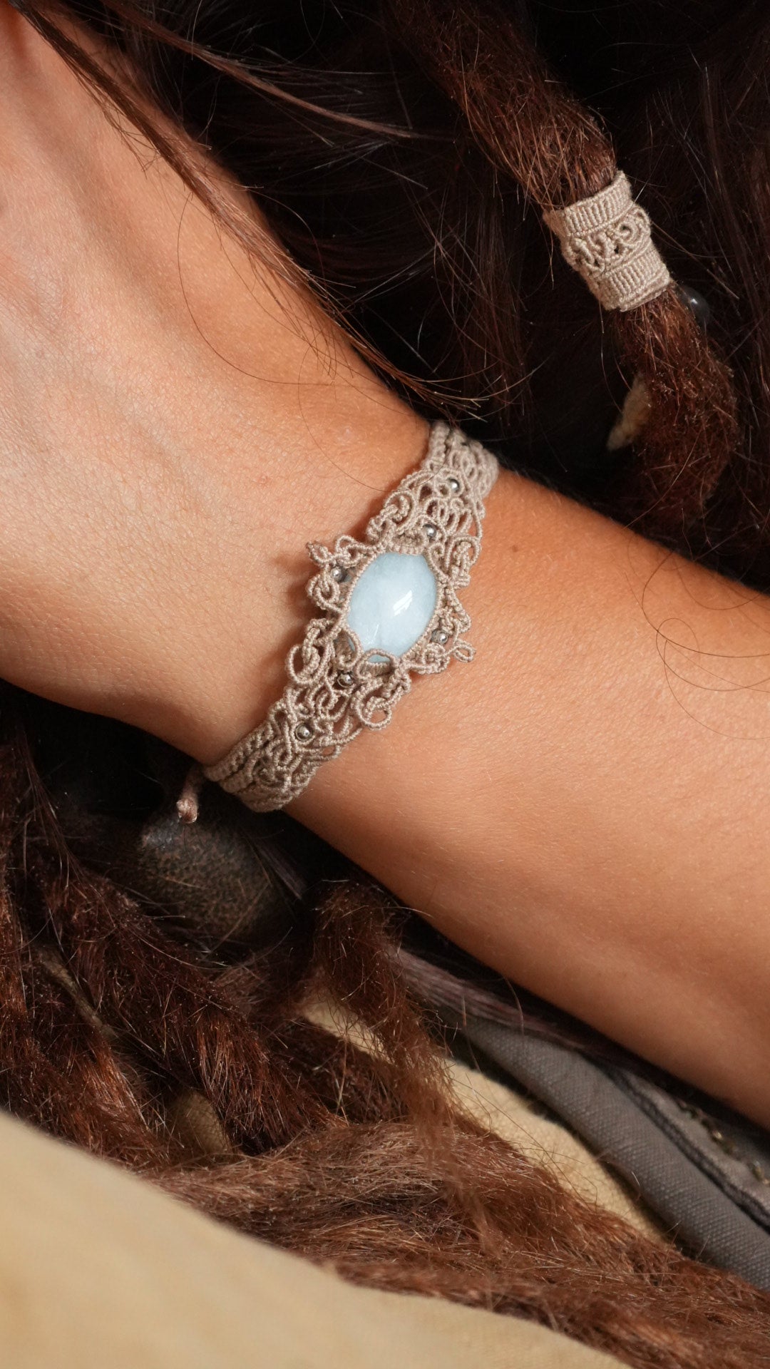 Bracelet aigue-marine en micro macramé – manchette fine fait main