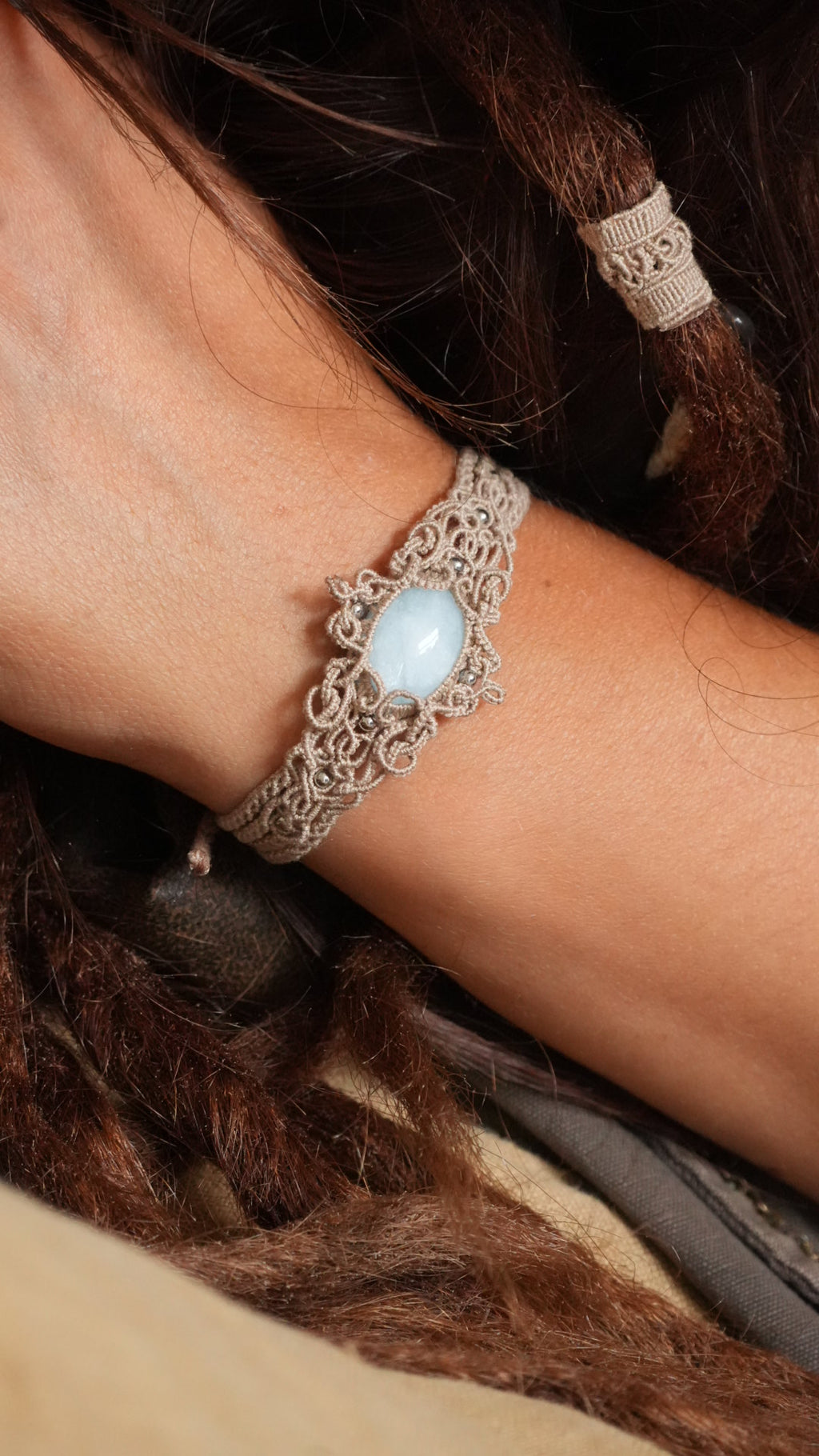 Bracelet aigue-marine en micro macramé – manchette fine fait main