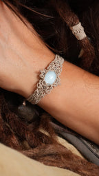 Bracelet aigue-marine en micro macramé – manchette fine fait main