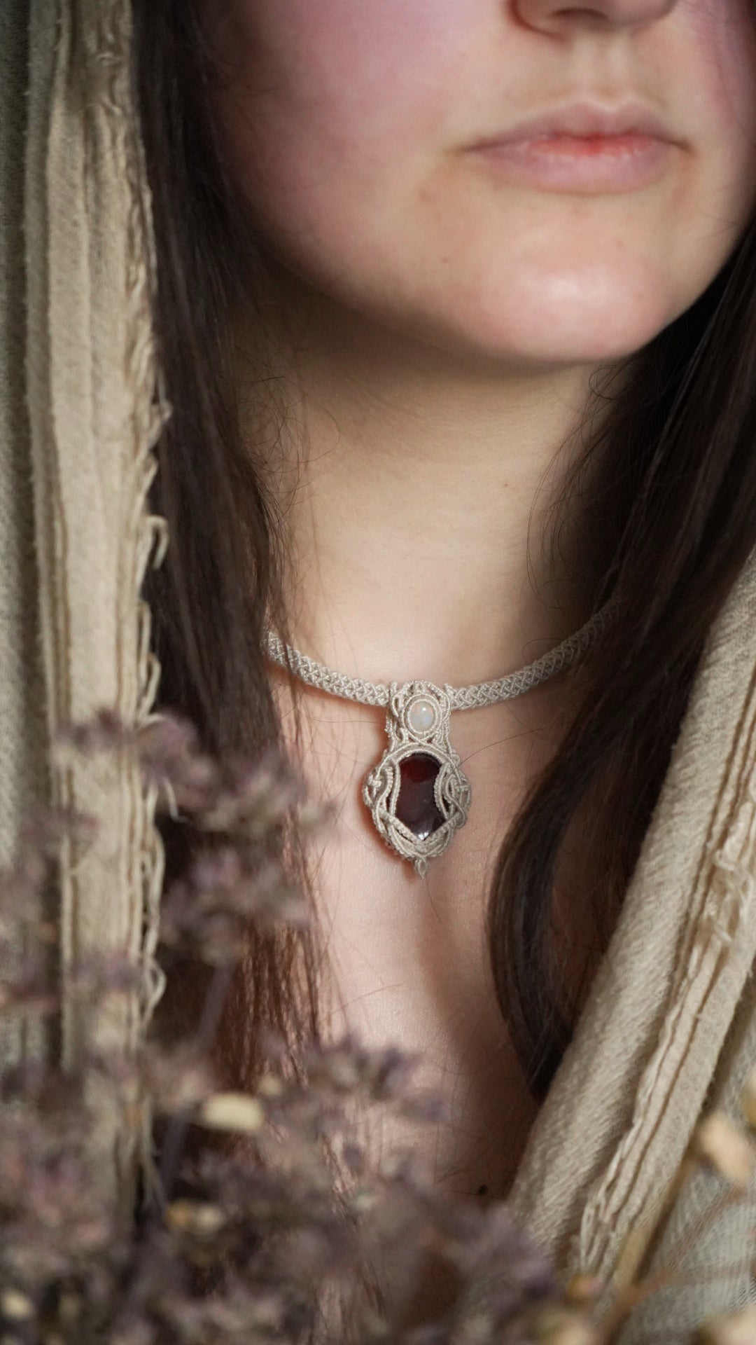 Collier micro macramé tubulaire grenat hessonite et opale éthiopienne