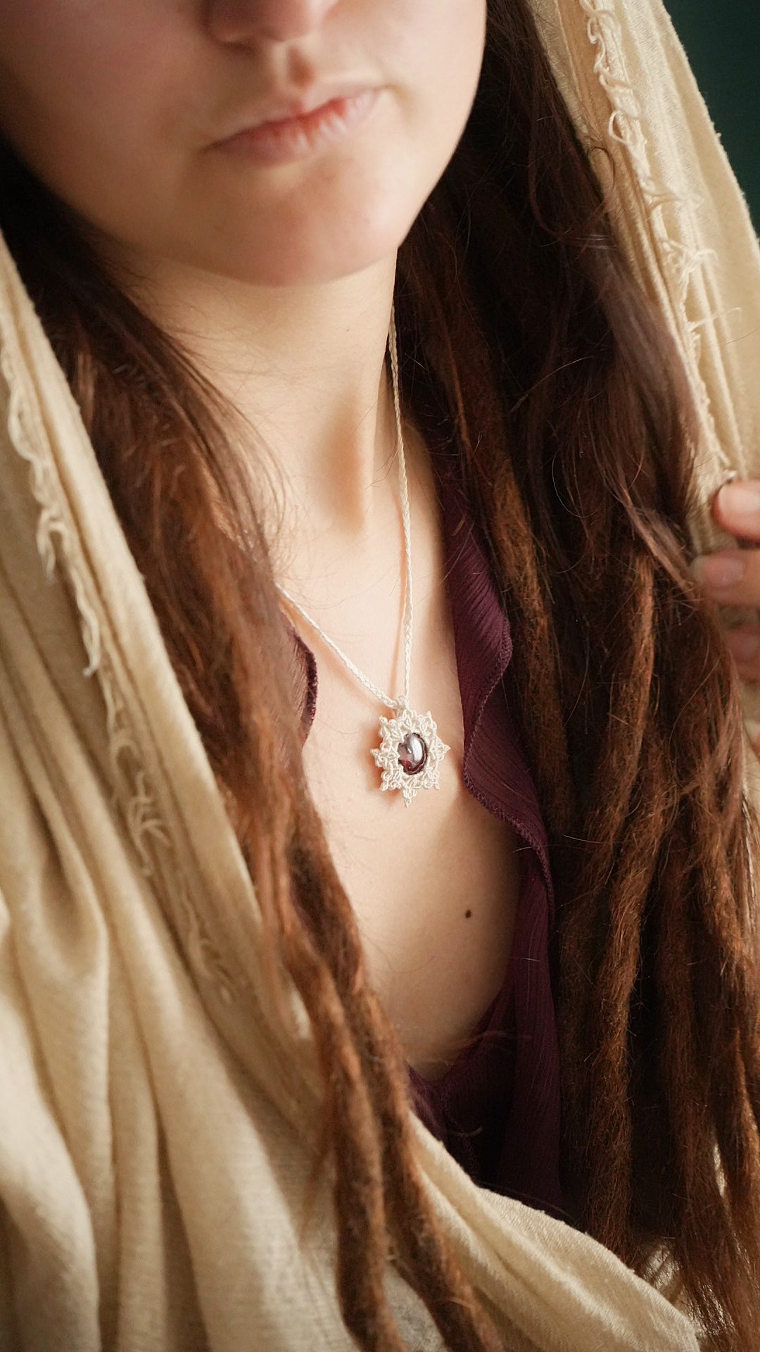 Pendentif elfique en micro macramé grenat rouge