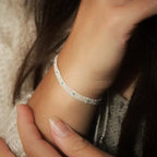 Bracelet fin en apatite bleue, micro macramé minimaliste