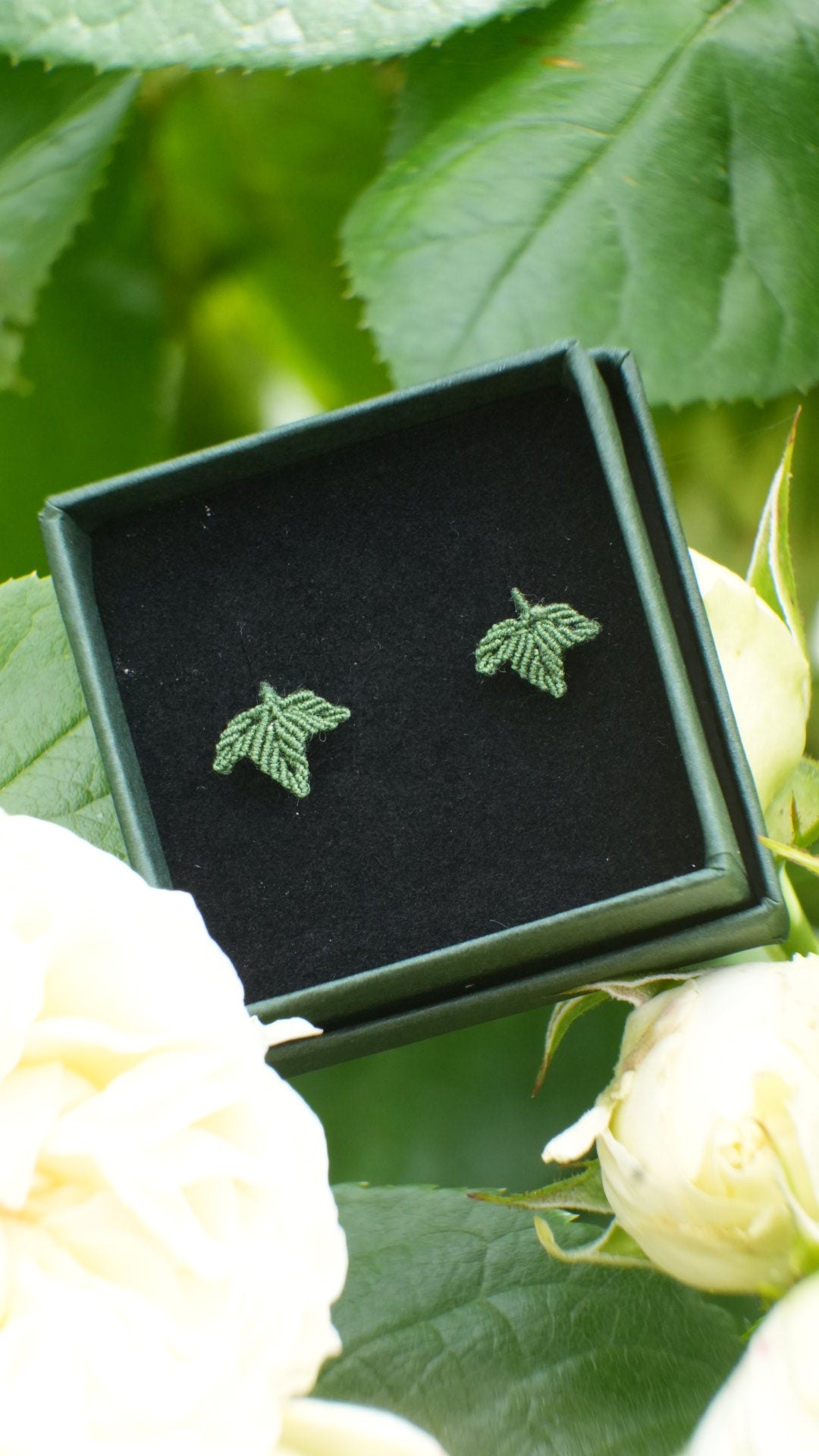 Puces d'oreilles feuille de lierre - plusieurs couleurs au choix - Coton & Astrance