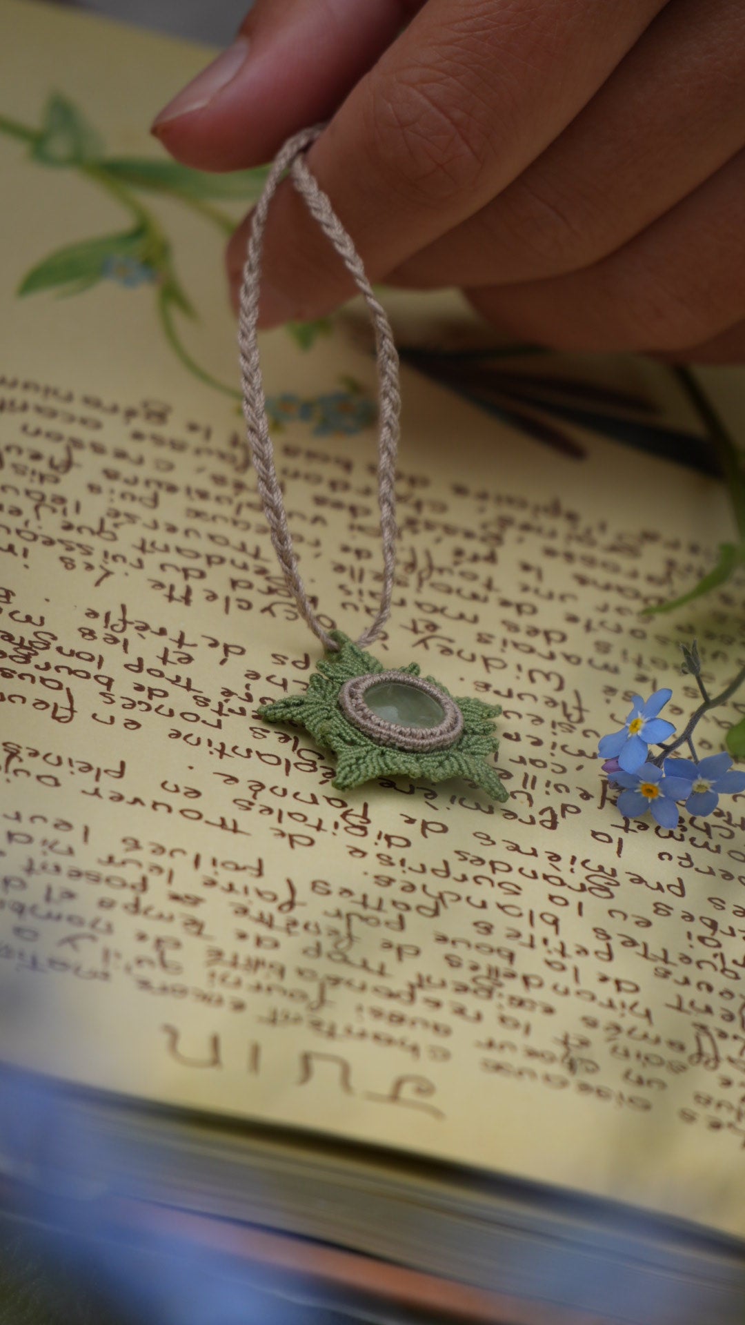 Pendentif elfique en micro macramé et phrénite verte - Coton & Astrance