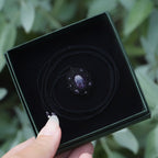 Collier médaillon gothique en micro macramé & améthyste violette - Coton & Astrance