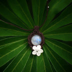 Pendentif en labradorite blanche posé à l’intérieur d’une feuille étoilée de lupin, telle une goutte de pluie au cœur de la nature, bijou bohème elfique en micro macramé. Coton et Astrance