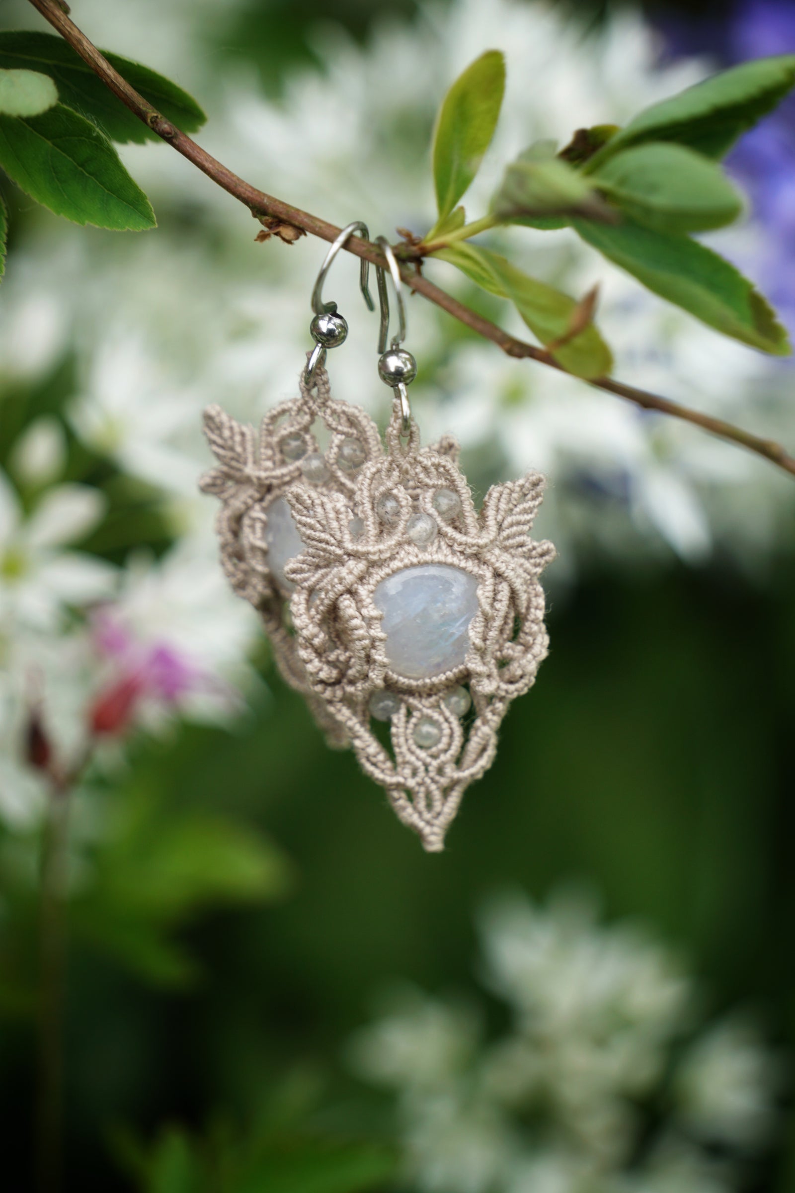 Boucles elfiques labradorite blanche – bijou bohème mariage féérique - Coton & Astrance