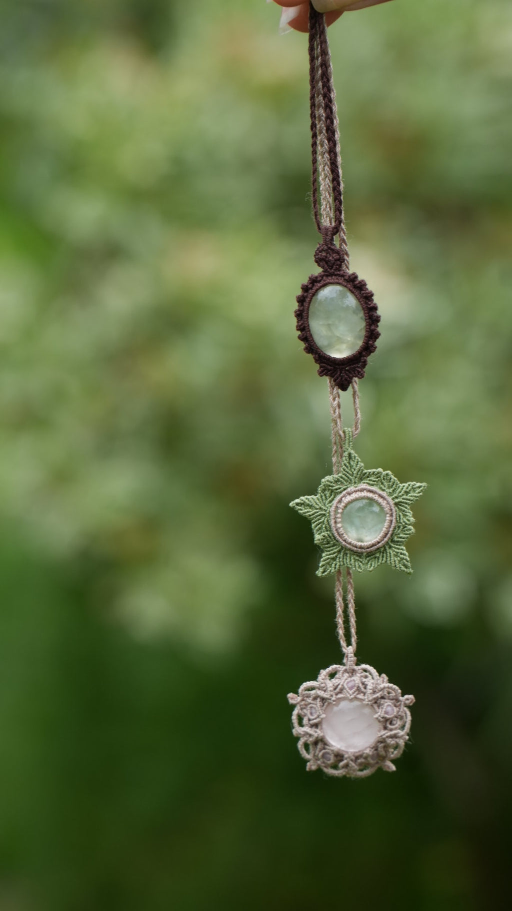 Pendentif elfique en micro macramé et phrénite verte - Coton & Astrance