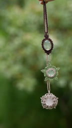 Pendentif elfique en micro macramé et phrénite verte - Coton & Astrance