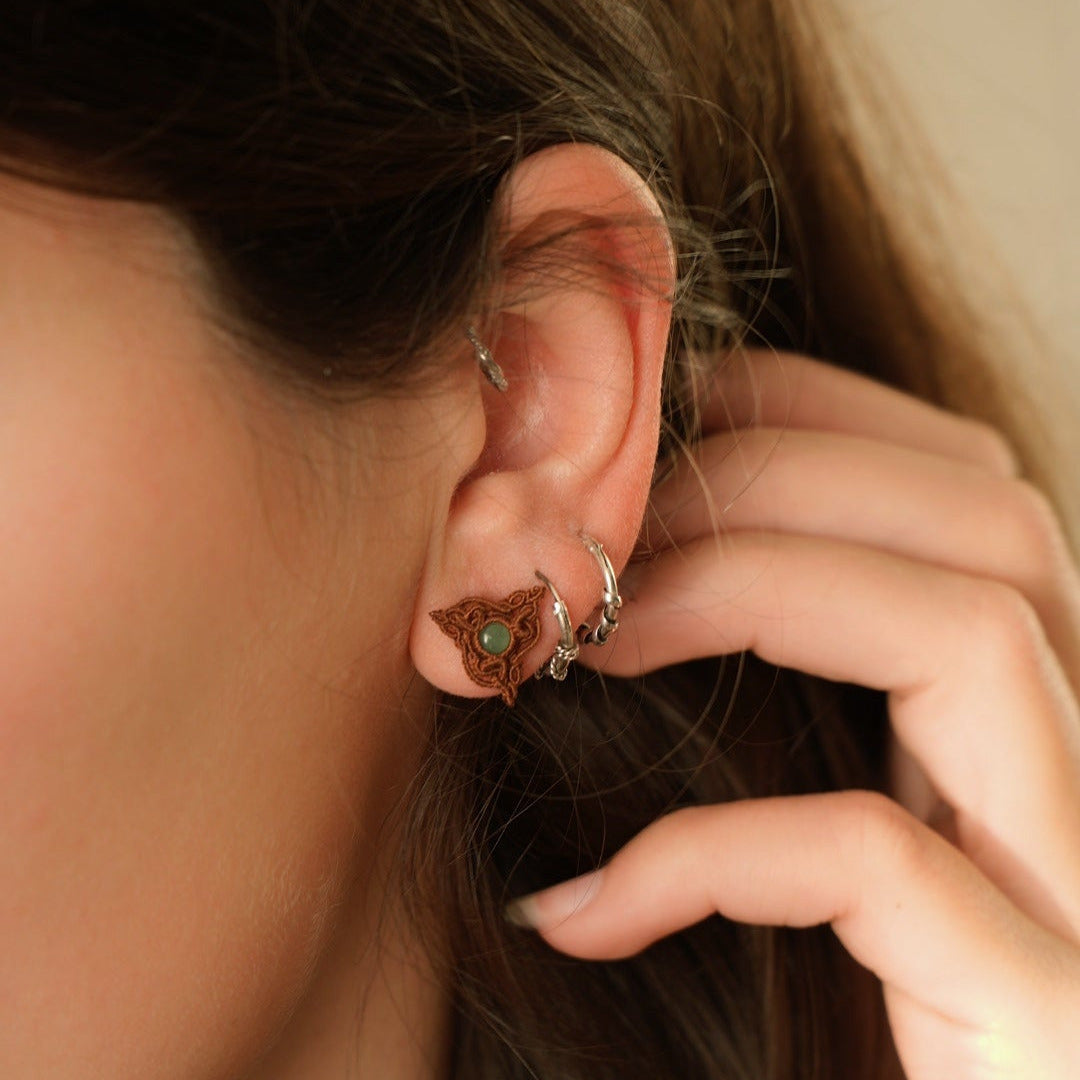 Puces d’oreilles triquetra celtiques en aventurine verte - Coton & Astrance