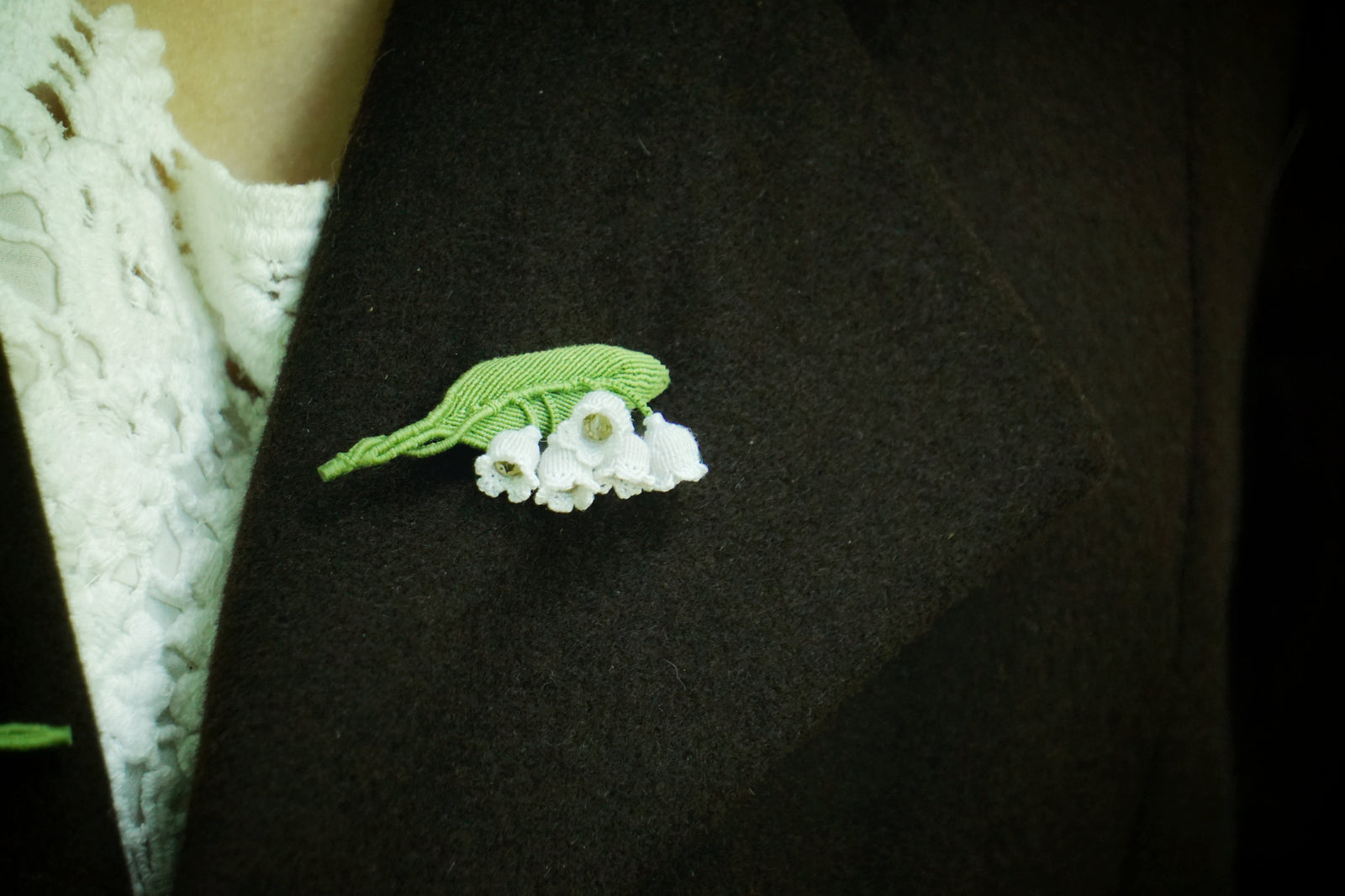 Broche Muguet micro macramé – Bijou floral fait main - Coton & Astrance
