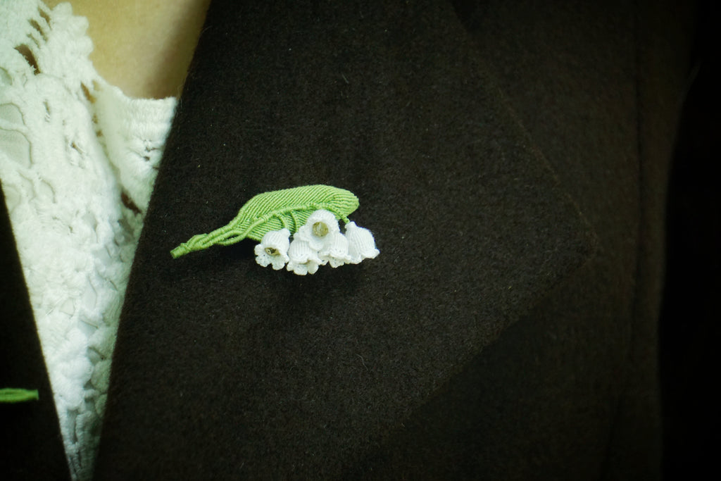Broche Muguet micro macramé – Bijou floral fait main - Coton & Astrance