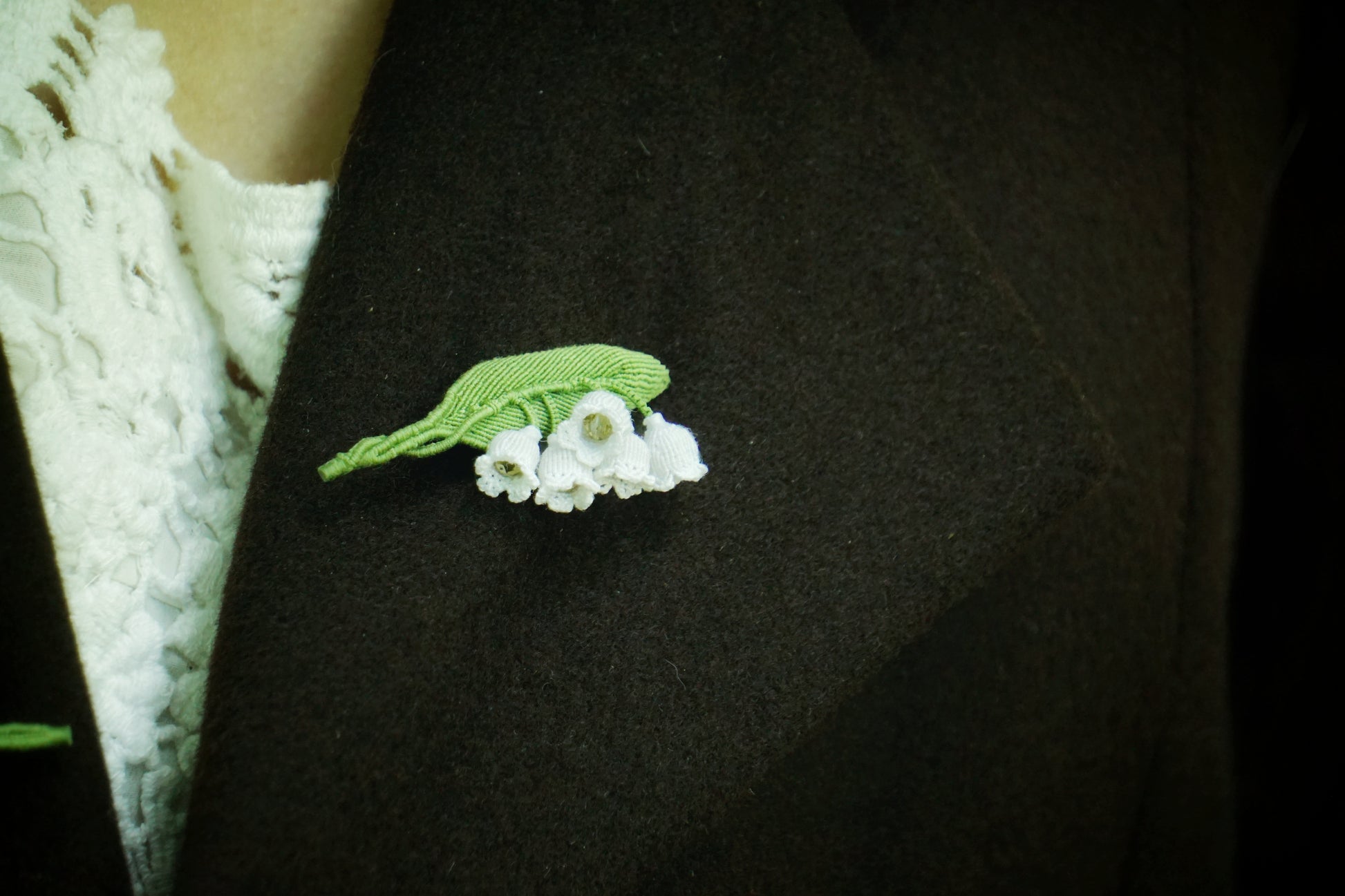 Broche Muguet micro macramé – Bijou floral fait main - Coton & Astrance