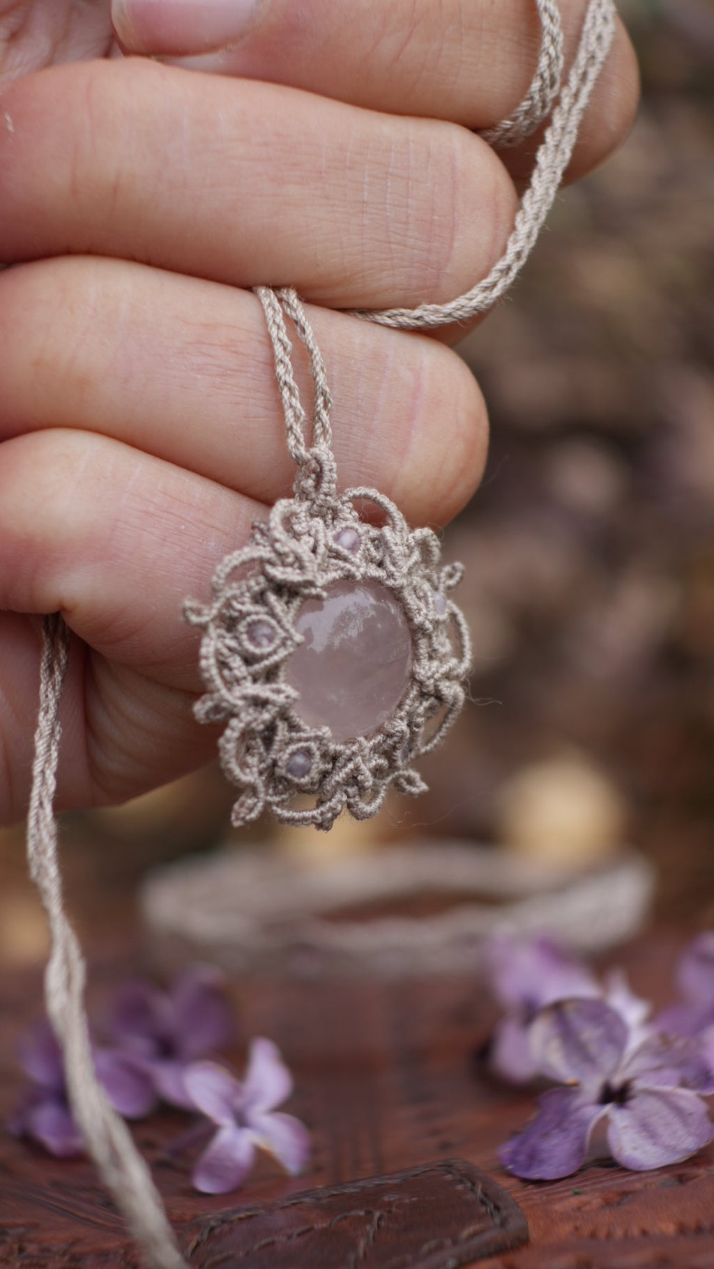 Médaillon quartz rose micro macramé dentelle - Coton & Astrance