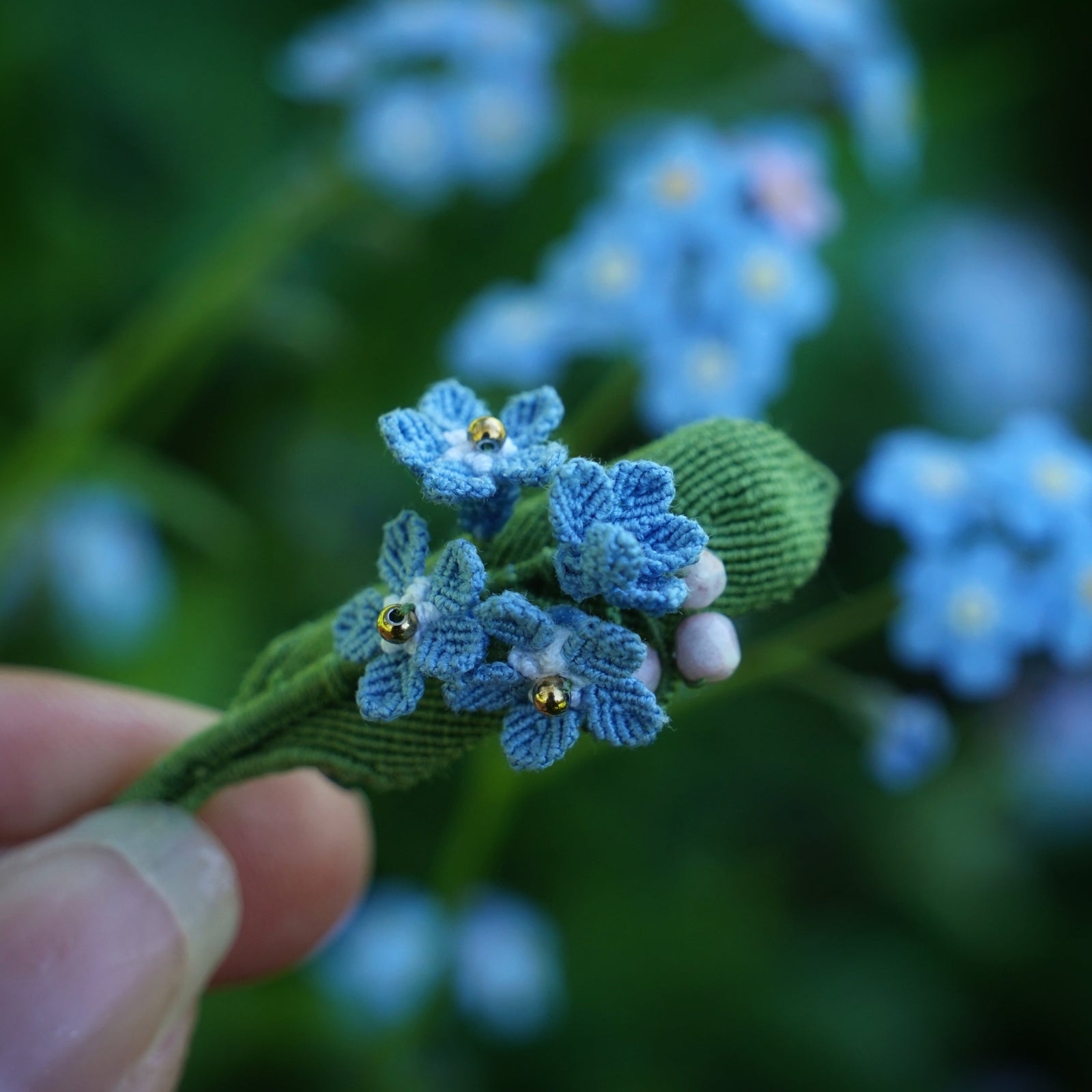 Broche Myosotis en micro macramé – Accessoire sac floral bohème elfique - Coton & Astrance