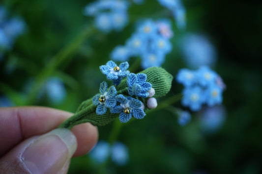 Broche Myosotis en micro macramé – Accessoire sac floral bohème elfique - Coton & Astrance