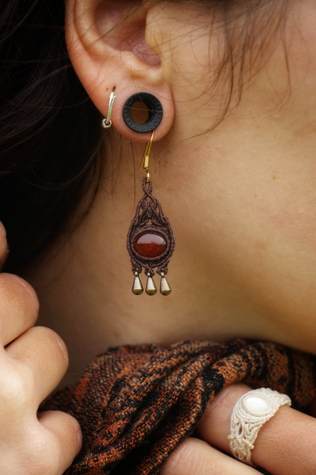 Boucles d’oreilles bohèmes en micro macramé marron et agate rouge cœur - Coton & Astrance