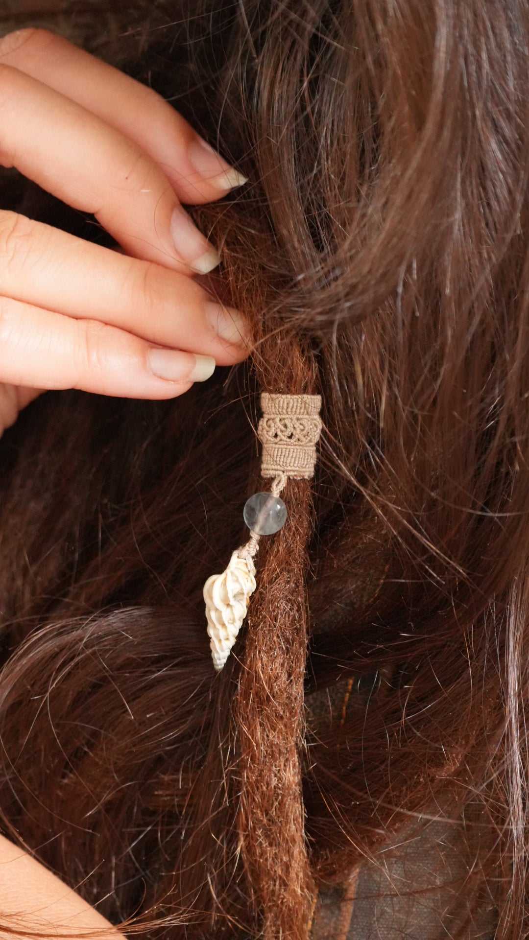 Perle de dreadlocks en micro macramé, fluorite et coquillage – bijou bohème