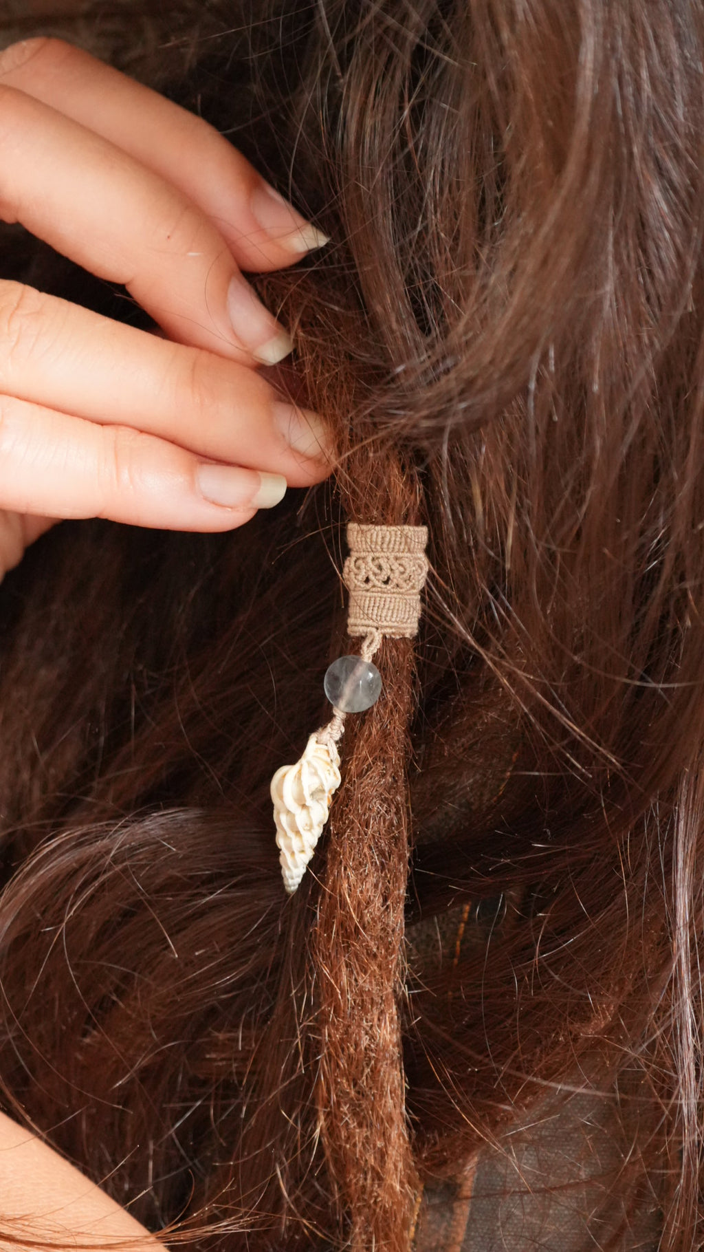 Perle de dreadlocks en micro macramé, fluorite et coquillage – bijou bohème