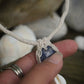 Collier micro macramé unisexe bleu sodalite & cauri – été bohème - Coton & Astrance