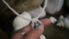 Collier micro macramé unisexe bleu sodalite & cauri – été bohème - Coton & Astrance