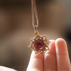 Collier Médaillon en micro macramé et grenat rouge