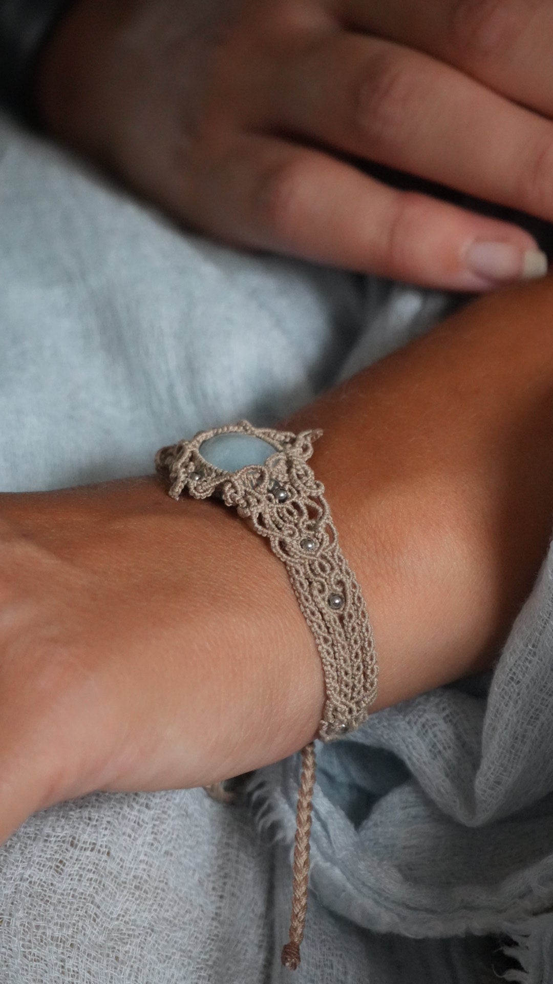 Bracelet aigue-marine en micro macramé – manchette fine fait main