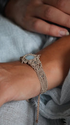 Bracelet aigue-marine en micro macramé – manchette fine fait main