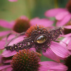 Bracelet elfique fait main en coton brun, décoré d’une citrine naturelle ovale et de perles facettées en grenat. Bijou lumineux et unique de la collection Clairière de Miel, photographié en gros plan pour révéler la beauté des pierres naturelles.