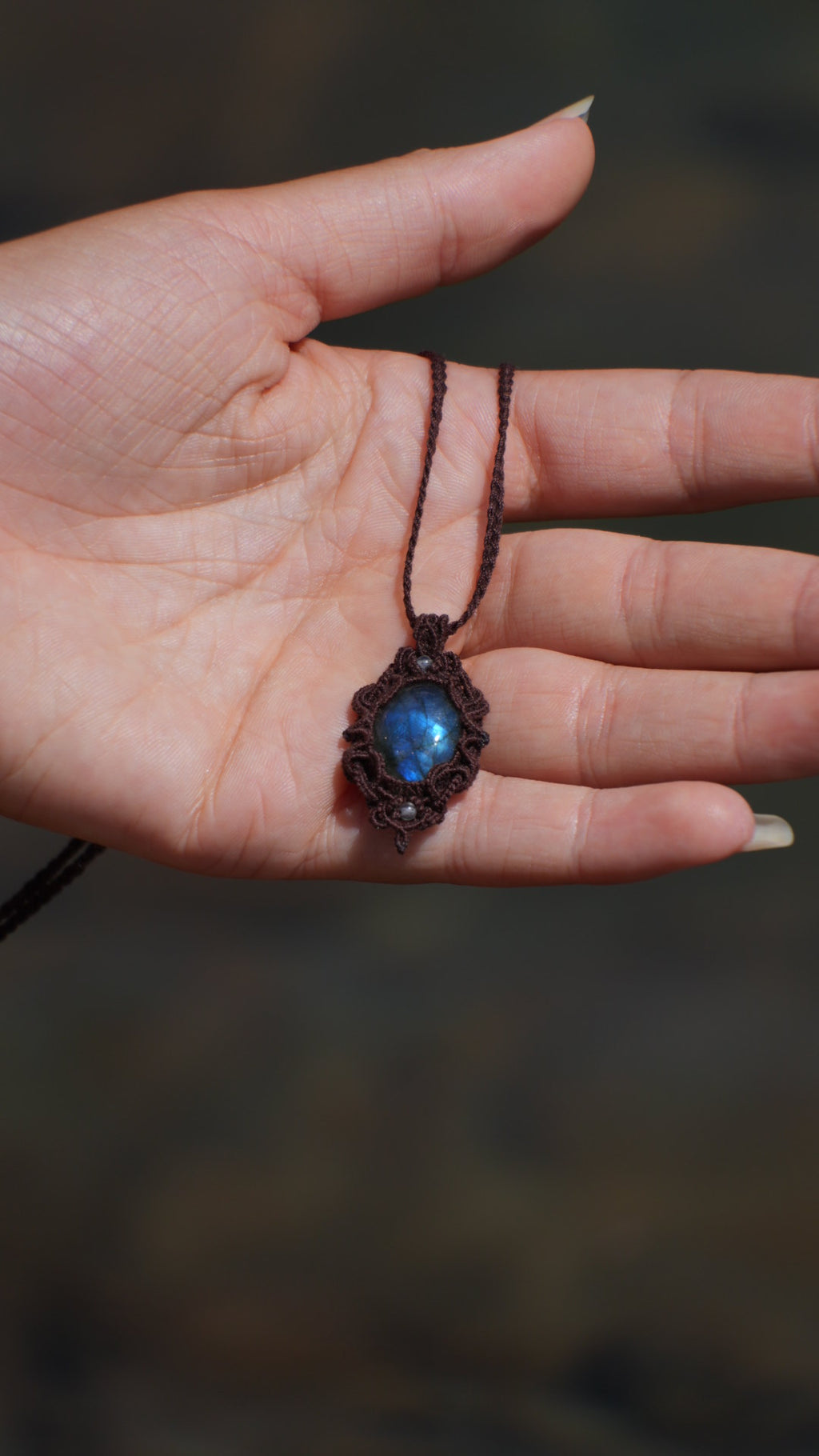 Pendentif labradorite bleue en micro macramé – bijou celtique artisanal