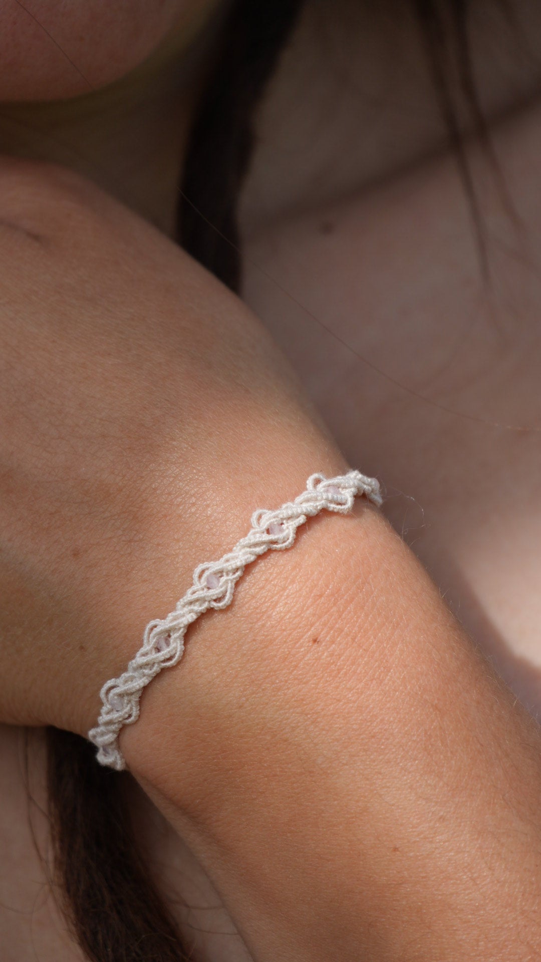 Bracelets minimalistes en micro macramé – quartz rose, améthyste, labradorite & verre bleu