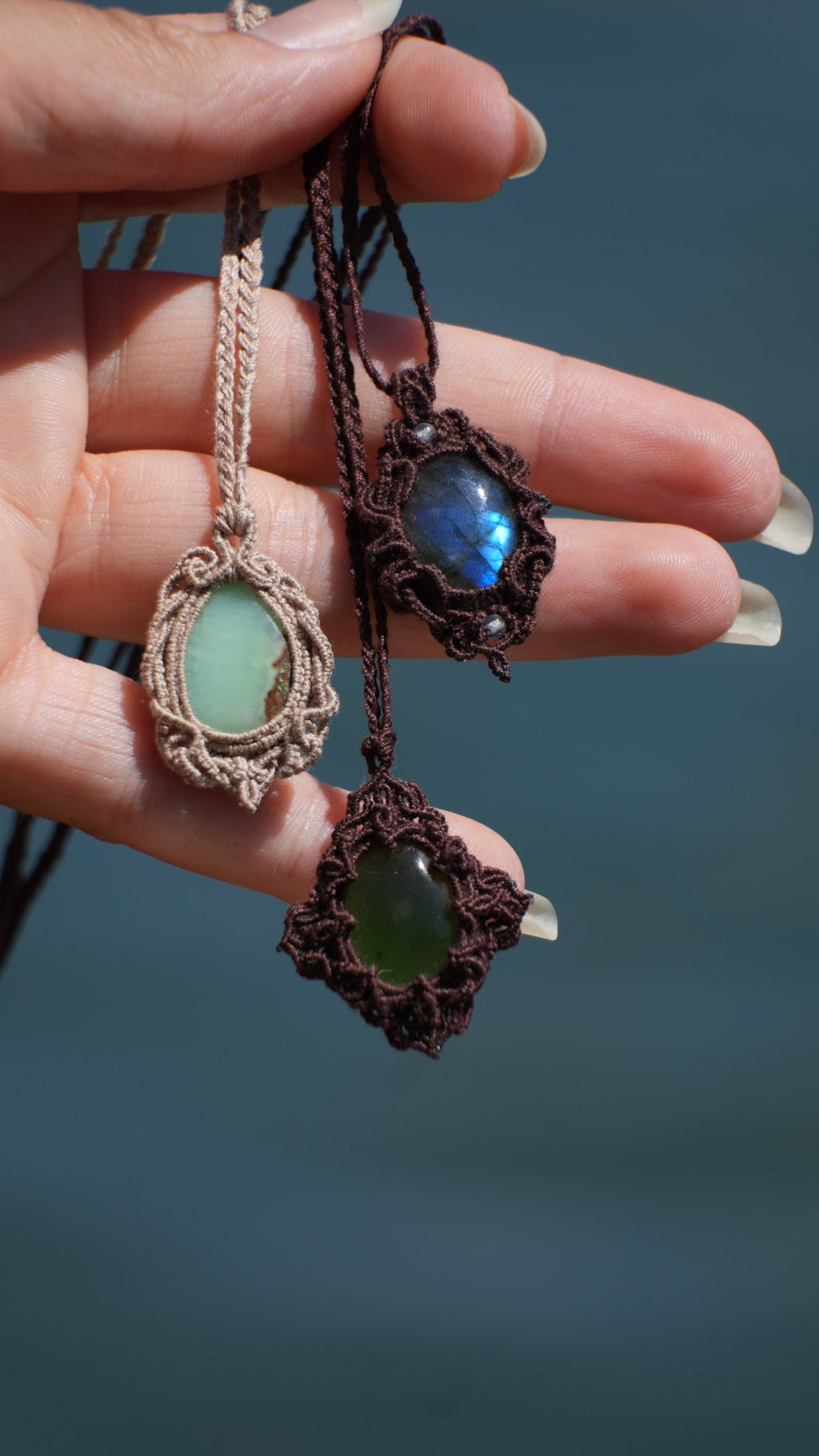 Pendentif chrysoprase naturelle en micro macramé, bijou pastel