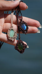 Pendentif chrysoprase naturelle en micro macramé, bijou pastel