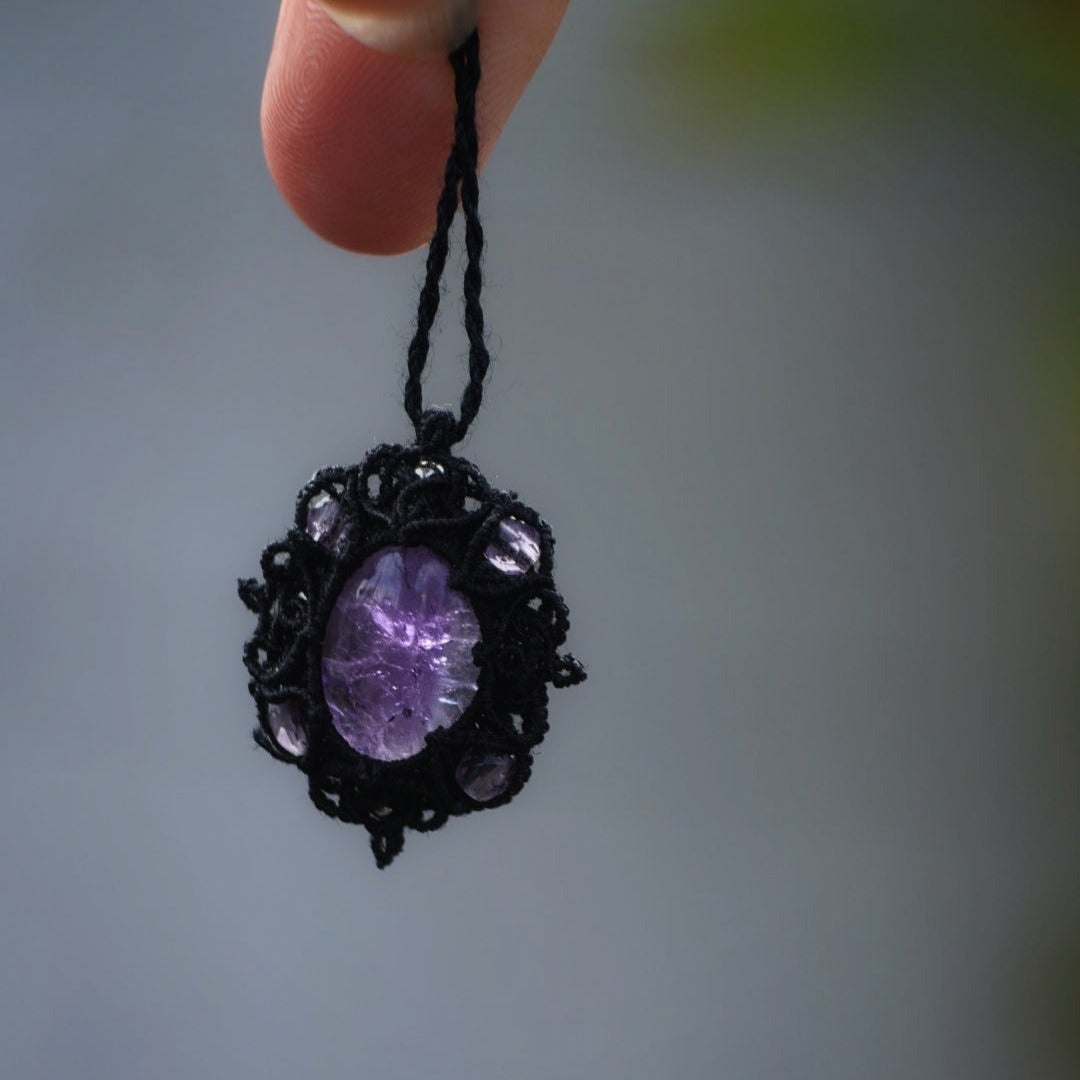 Collier médaillon gothique en micro macramé & améthyste violette - Coton & Astrance