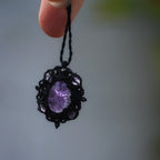 Collier médaillon gothique en micro macramé & améthyste violette - Coton & Astrance