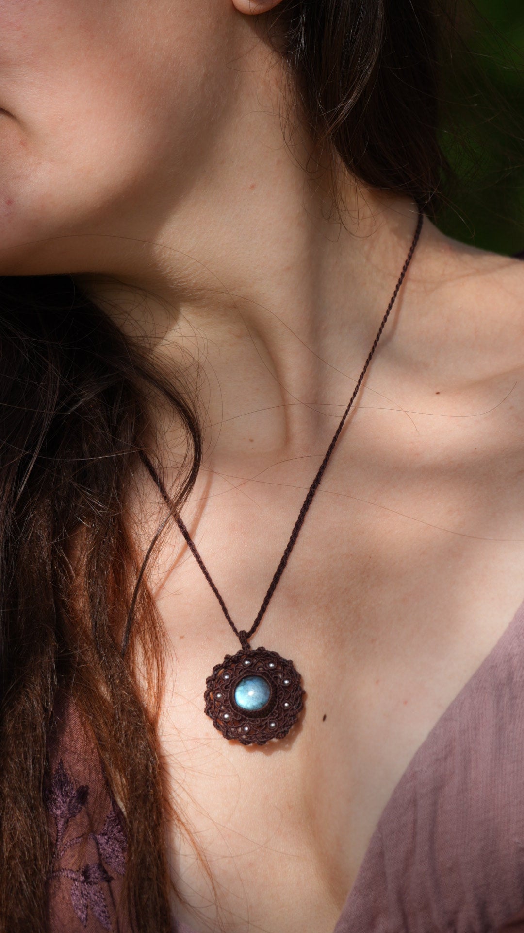Médaillon rond en labradorite bleue et micro macramé