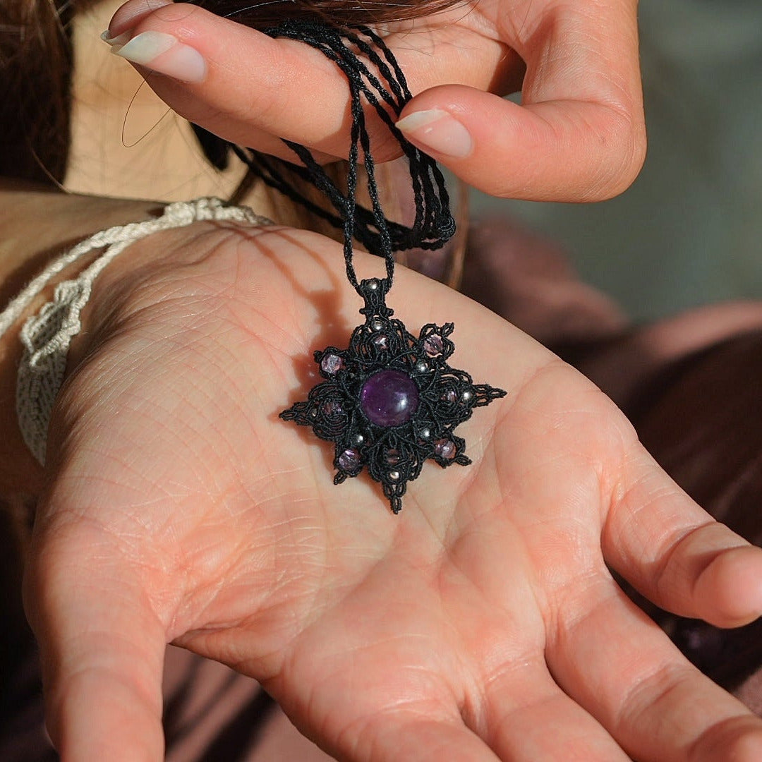 Pendentif étoile tissé à la main, bijou wicca et sorcière, détail des perles et de l’améthyste centrale. Coton et Astrance