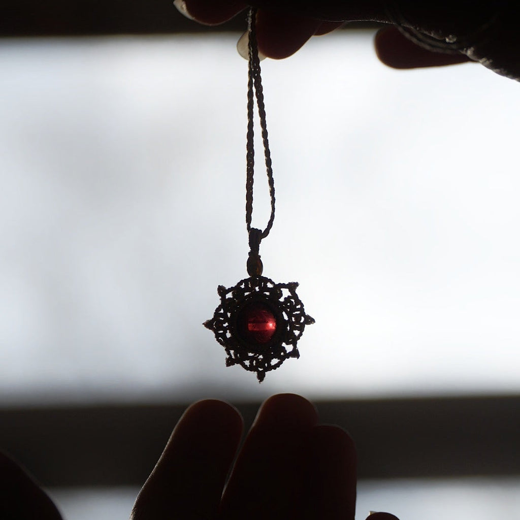 Collier Médaillon en micro macramé et grenat rouge