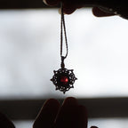 Collier Médaillon en micro macramé et grenat rouge
