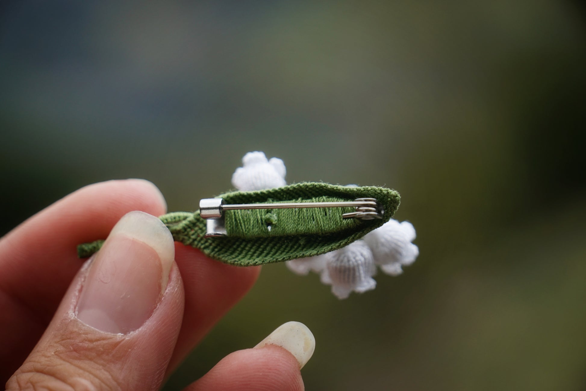 Broche Muguet micro macramé – Bijou floral fait main - Coton & Astrance