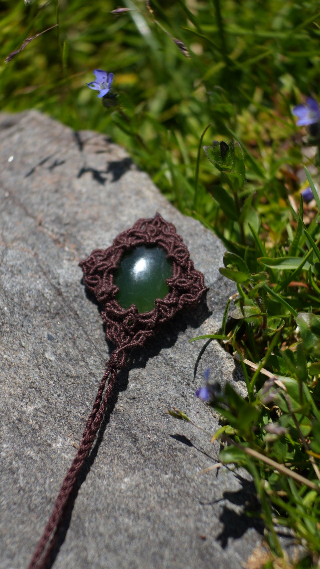 Pendentif jade vert naturel en micro macramé