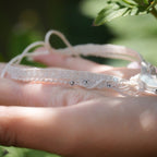 Bracelet de cheville elfique en aigue-marine porté sur une mariée pieds nus, bijou bohème sirène en coton écru réglable. Coton et Astrance