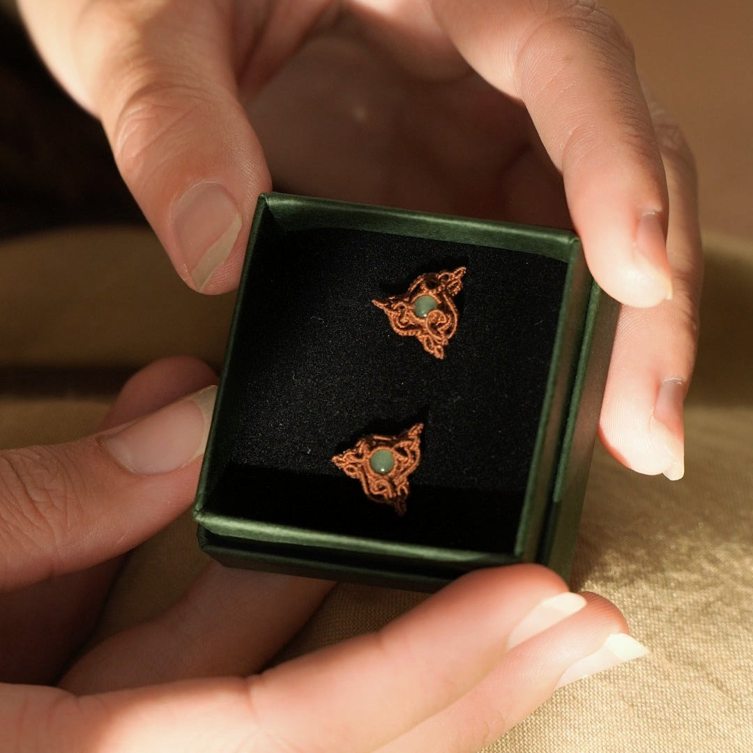 Puces d’oreilles triquetra celtiques en aventurine verte - Coton & Astrance