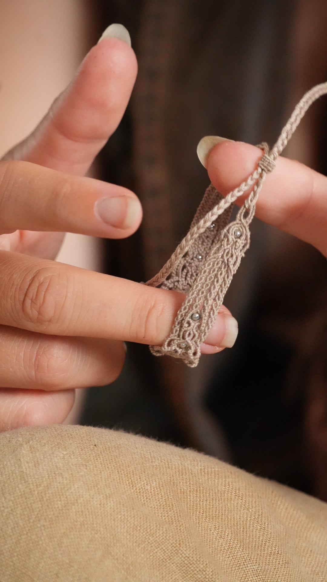 Bracelet aigue-marine en micro macramé – manchette fine fait main