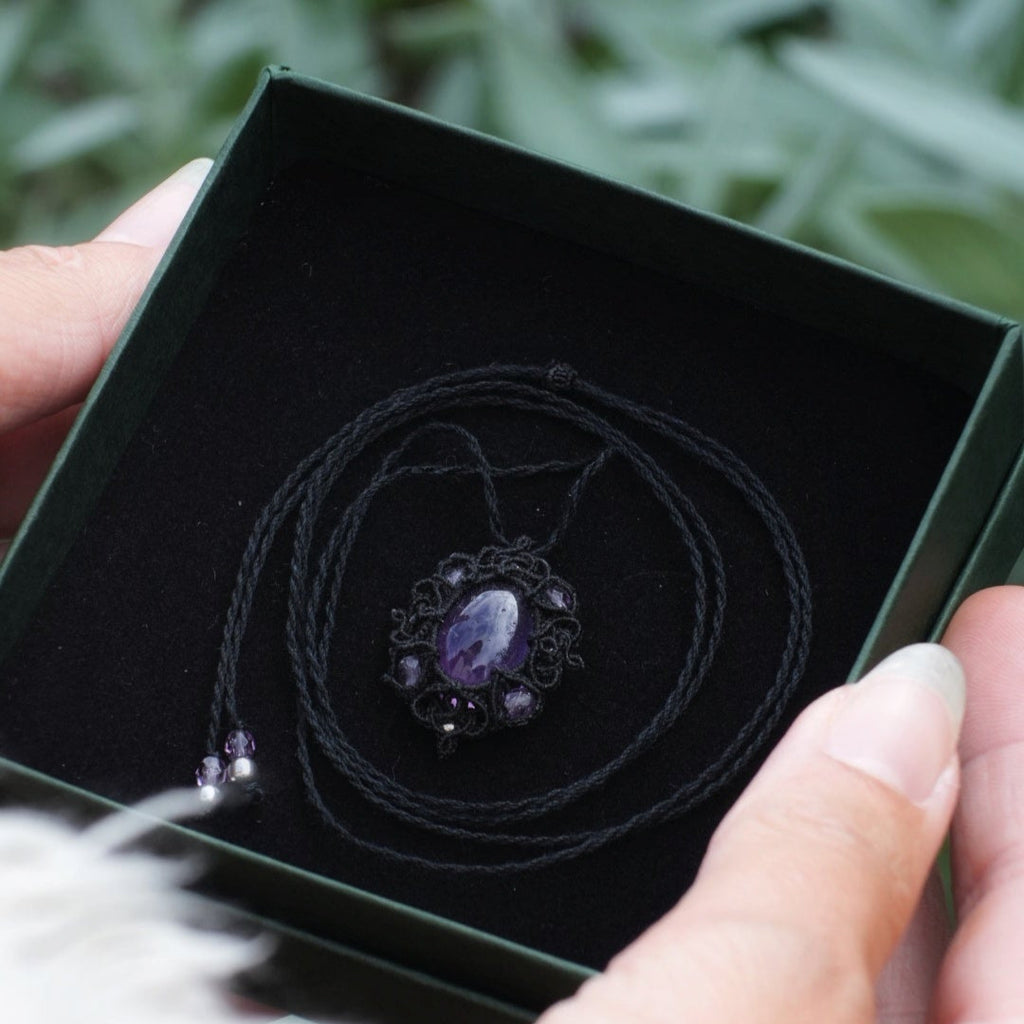 Collier médaillon gothique en micro macramé & améthyste violette - Coton & Astrance