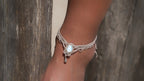 Duo de Bracelets de cheville bohème, ambiance plage et été sur les îles. Bijoux de pieds assortis. Micro macramé en fil de coton couleur lin beige avec une pierre de larimar bleu ciel accompagné d'une perle goutte argenté. Système de réglage à coulisse à l'arrière. Bijou porté sur une cheville dénudée à la peau caramel dans un univers sirène, marin avec bois flotté et sable fin.