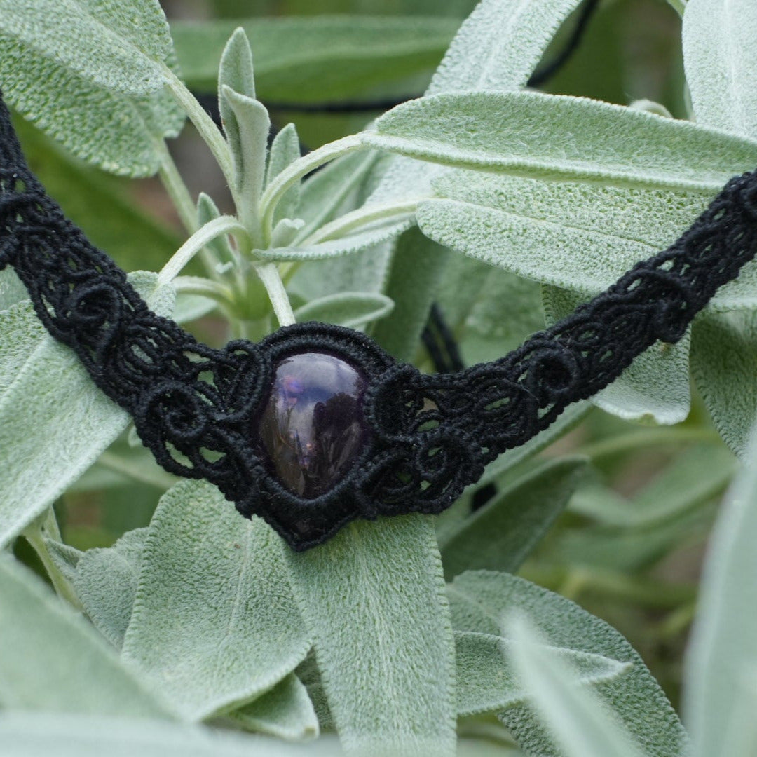 Collier ras-de-cou gothique en micro macramé et améthyste - Coton & Astrance