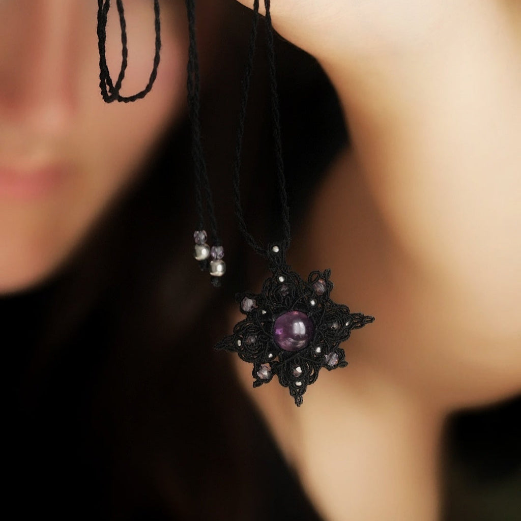 Pendentif étoile à 8 branches en améthyste, bijou gothique et wicca tissé main en micro macramé noir. Coton et Astrance