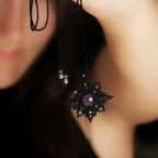 Pendentif étoile à 8 branches en améthyste, bijou gothique et wicca tissé main en micro macramé noir. Coton et Astrance