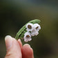 Broche Muguet micro macramé – Bijou floral fait main - Coton & Astrance